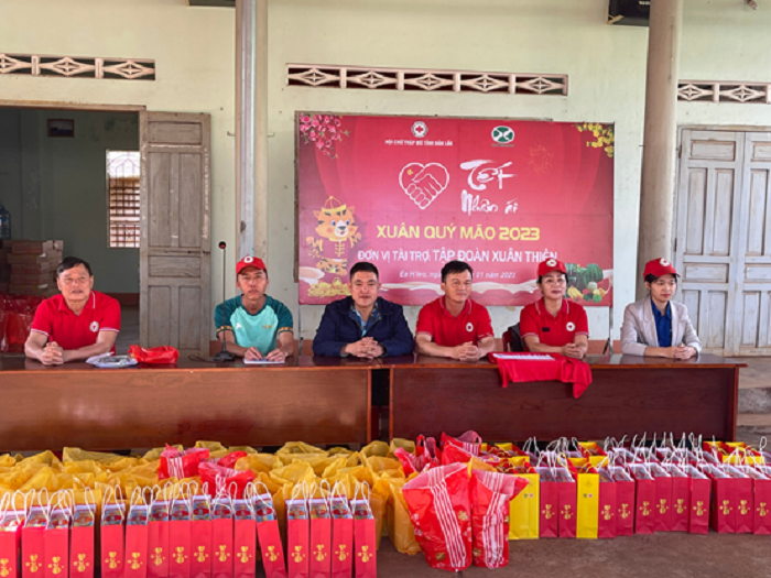Tặng quà cho hộ nghèo có hoàn cảnh đặc biệt khó khăn tại thị trấn Ea Drăng